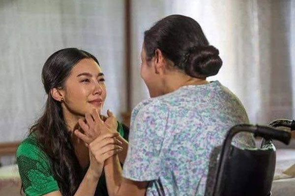 Vừa nghe tin thông gia nhập viện, mẹ chồng vội vã nhét vào tay tôi một túi vải đầy vàng và thì thầm không cần trả lại-1