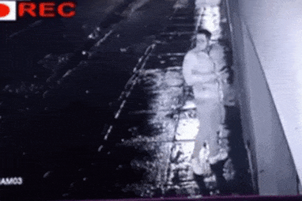 Cướp vào tận nhà, giật phăng chiếc điện thoại trên tay bé gái-1