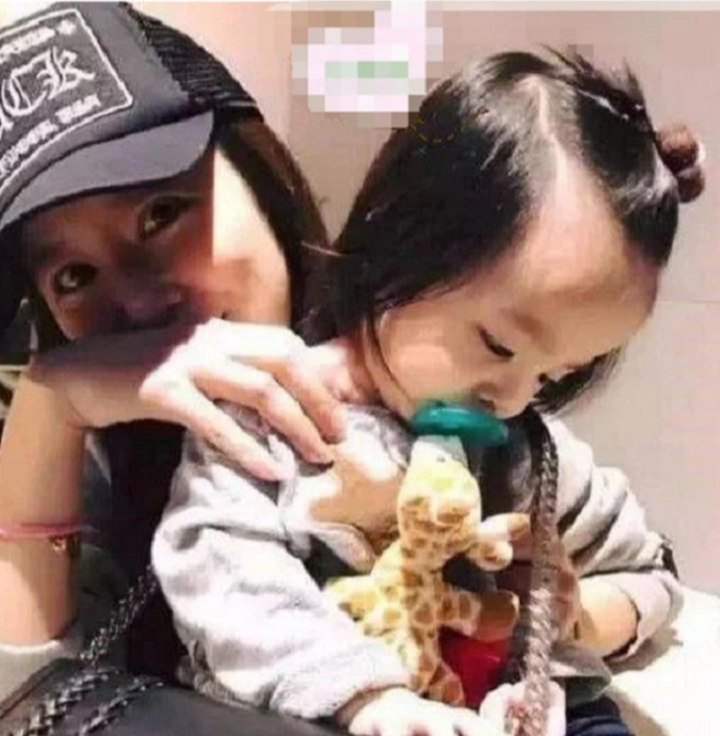 Mới 3 tuổi đã có tài sản cả nghìn tỷ đồng dắt túi vậy mà khi đi học, con gái Lâm Tâm Như lại kể 1 chuyện khiến mẹ lo toát mồ hôi-1