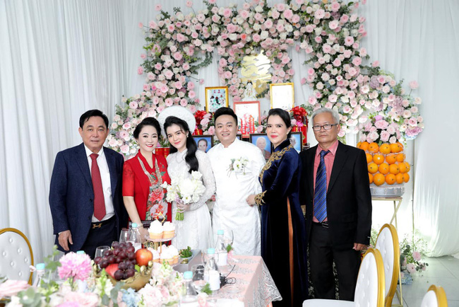 Luôn tự nhận mình đẹp, doanh nhân Nguyễn Phương Hằng liệu có lép vế khi đứng cạnh bà sui trong lễ đính hôn của con trai?-4