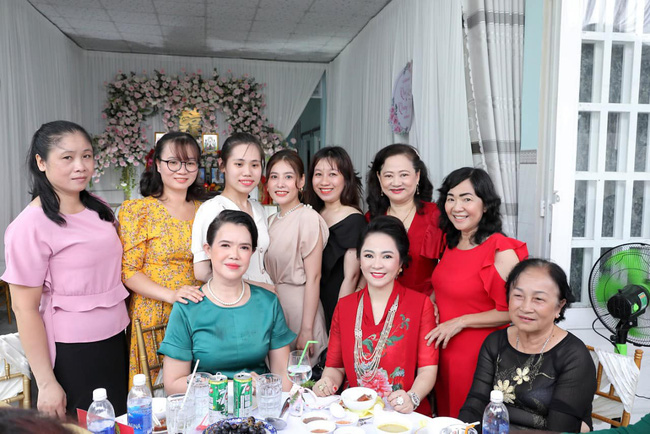 Luôn tự nhận mình đẹp, doanh nhân Nguyễn Phương Hằng liệu có lép vế khi đứng cạnh bà sui trong lễ đính hôn của con trai?-9