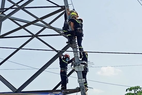 Cảnh sát giải cứu người phụ nữ leo cột điện cao thế