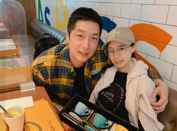 9 năm chiến đấu với bệnh ung thư hiếm gặp, nữ ca sĩ đã trút hơi thở cuối cùng ở tuổi 31 với gương mặt biến dạng-1