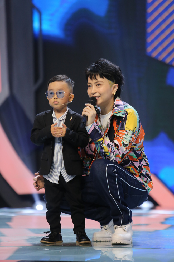 Hiện tượng TikTok 4 tuổi gây hoang mang cực mạnh khi giao lưu trên sóng truyền hình-2