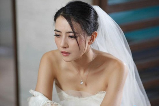Ngay tại đám cưới, tôi giúp chồng nghe một cuộc điện thoại nhưng lại bấm nhầm loa ngoài, toàn bộ thành bãi chiến trường