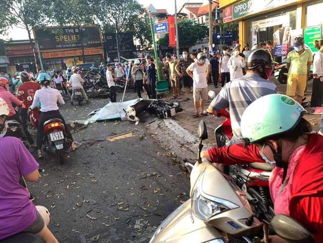 Nữ tài xế mất lái lao ô tô lên vỉa hè đâm hàng loạt xe máy khiến 2 người nhập viện, hình ảnh hiện trường gây ám ảnh-1