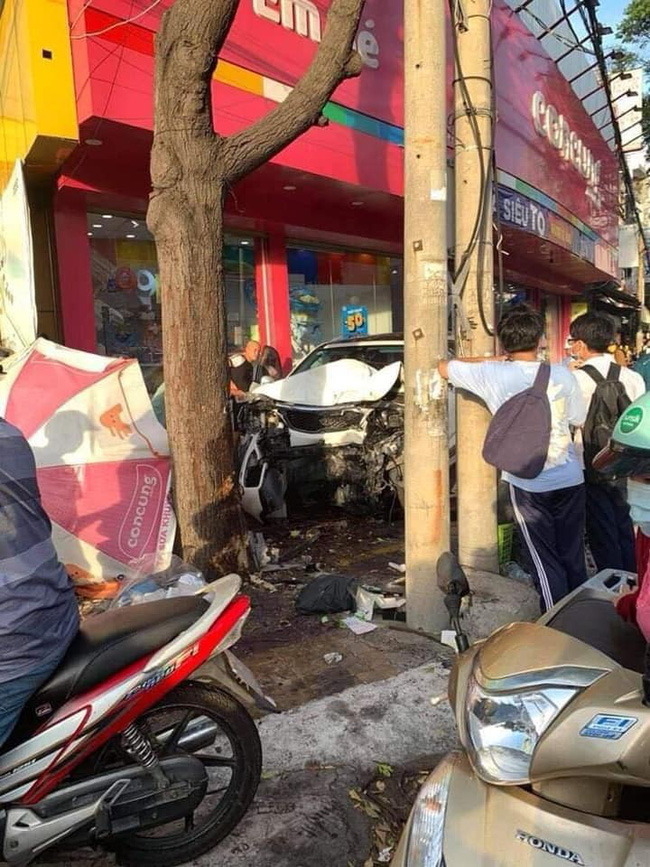 Nữ tài xế mất lái lao ô tô lên vỉa hè đâm hàng loạt xe máy khiến 2 người nhập viện, hình ảnh hiện trường gây ám ảnh-2