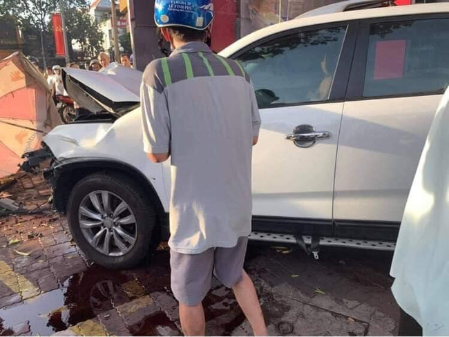 Nữ tài xế mất lái lao ô tô lên vỉa hè đâm hàng loạt xe máy khiến 2 người nhập viện, hình ảnh hiện trường gây ám ảnh-3