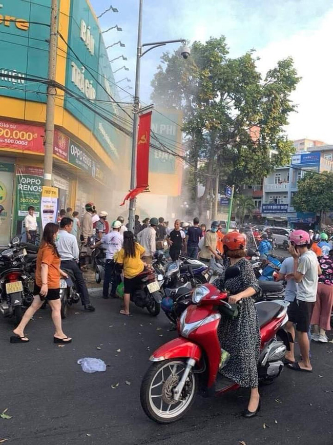 Nữ tài xế mất lái lao ô tô lên vỉa hè đâm hàng loạt xe máy khiến 2 người nhập viện, hình ảnh hiện trường gây ám ảnh-4