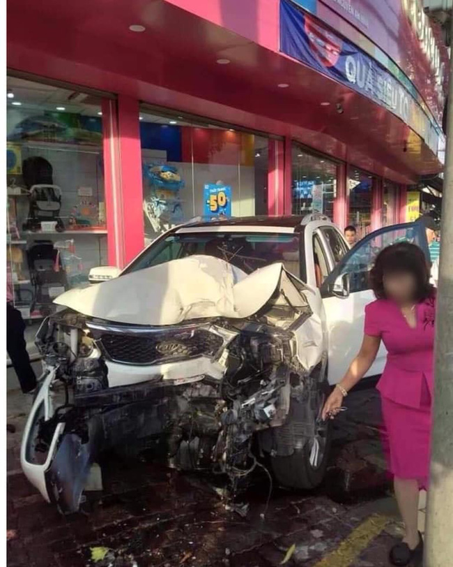 Nữ tài xế mất lái lao ô tô lên vỉa hè đâm hàng loạt xe máy khiến 2 người nhập viện, hình ảnh hiện trường gây ám ảnh-5