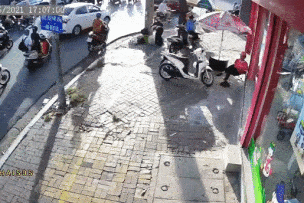 Chiếc xe suýt đâm phải đứa bé qua đường ở Trung Quốc-1