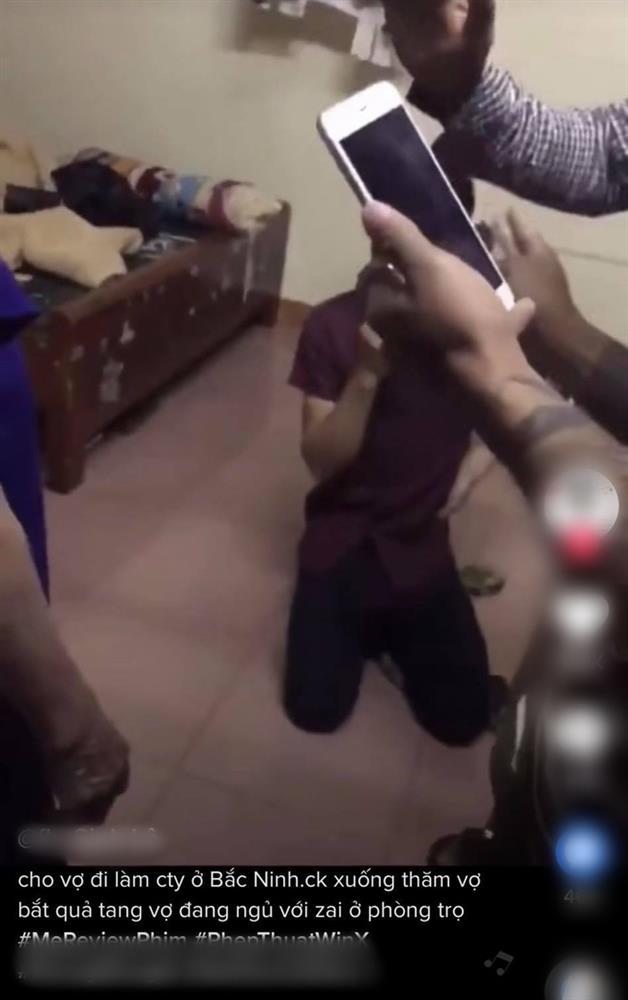 Nóng MXH: Bắt quả tang vợ đang ngủ với trai lạ ở phòng trọ, chồng quỳ sụp xuống nền nhà và màn đối mặt cân não-1