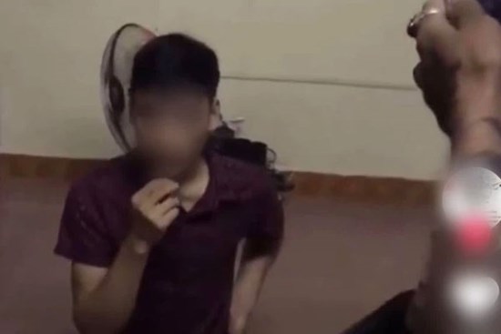 Nóng MXH: Bắt quả tang vợ đang ngủ với trai lạ ở phòng trọ, chồng quỳ sụp xuống nền nhà và màn 