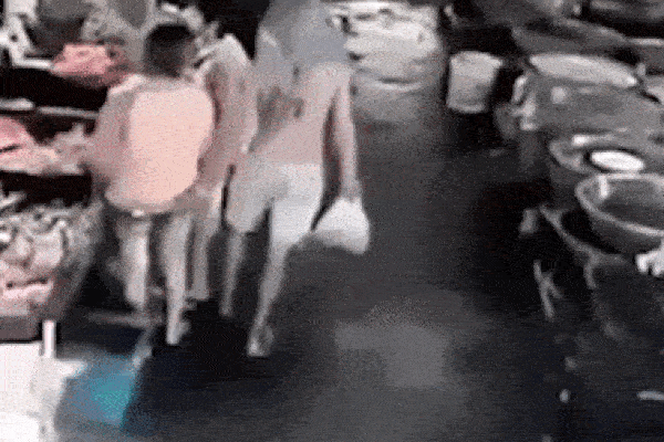 Bị sàm sỡ giữa chợ, gái xinh vung chân đạp tên biến thái ngã sấp mặt