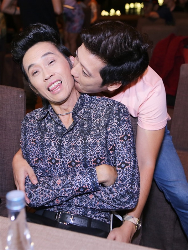 Bị bà Nguyễn Phương Hằng chỉ trích gay gắt vẫn im lặng, Hoài Linh là người sống ra sao?-3