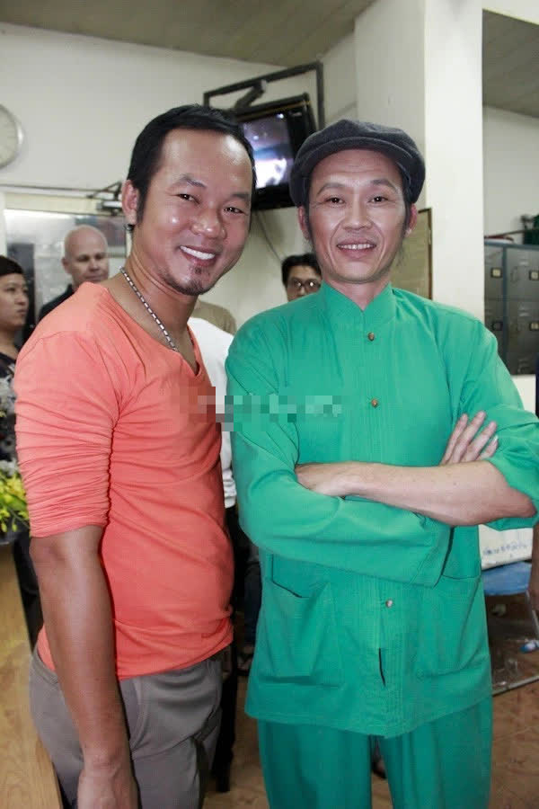 Bị bà Nguyễn Phương Hằng chỉ trích gay gắt vẫn im lặng, Hoài Linh là người sống ra sao?-1