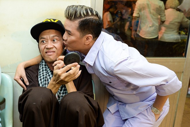 Bị bà Nguyễn Phương Hằng chỉ trích gay gắt vẫn im lặng, Hoài Linh là người sống ra sao?-6