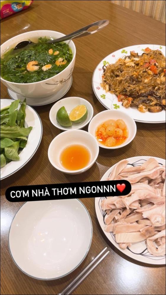 MC hot nhất VTV chăm chỉ ở nhà nấu ăn, nhìn mâm cơm ngon lành, sạch sẽ là biết cô nàng đảm đang cỡ nào-3