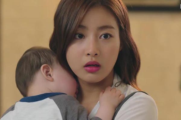 Mẹ chồng bị đưa vào viện dưỡng lão vì bệnh mất trí nhớ, trước khi vào viện, bà mỉm cười chỉ về phía sau, con dâu nhìn thấy thứ này nghẹn ngào muốn khóc-4