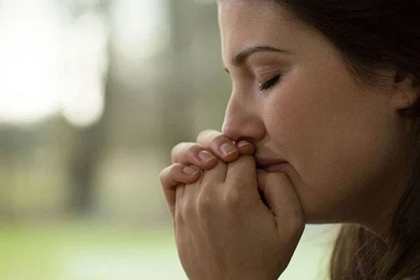 Đến ở nhờ nhà bạn trai, tôi choáng váng khi bắt gặp mẹ anh với đôi mắt sưng đỏ đứng trong nhà bếp-1