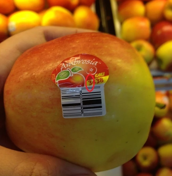 Sự thật đằng sau những chữ số dán trên quả bán siêu thị: Gặp phải số này nhớ tránh thật xa-1