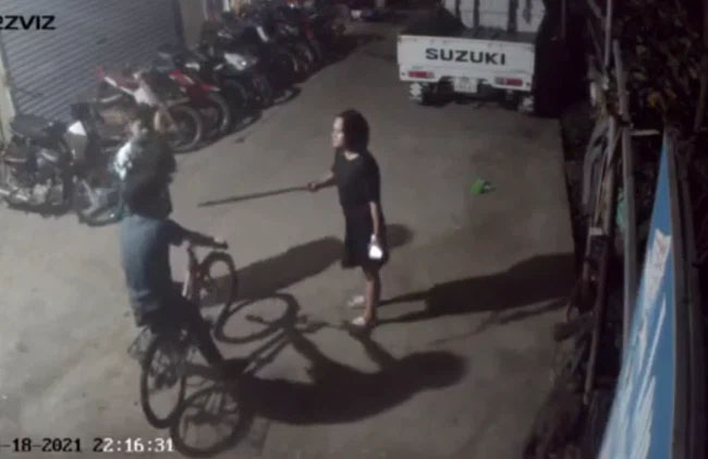 Xôn xao clip con riêng của chồng đi chơi với mẹ đẻ về muộn, mẹ kế nổi đóa dùng que sắt vụt tới tấp: Tao bảo mày như nào, nhà nó phải có nóc nghe chưa?-2