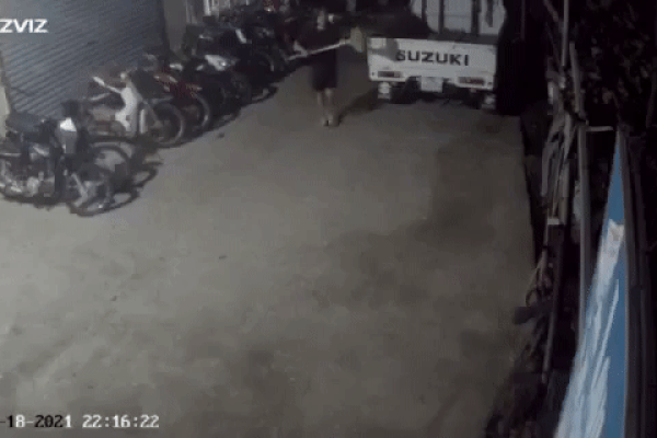 Xôn xao clip con riêng của chồng đi chơi với mẹ đẻ về muộn, mẹ kế 