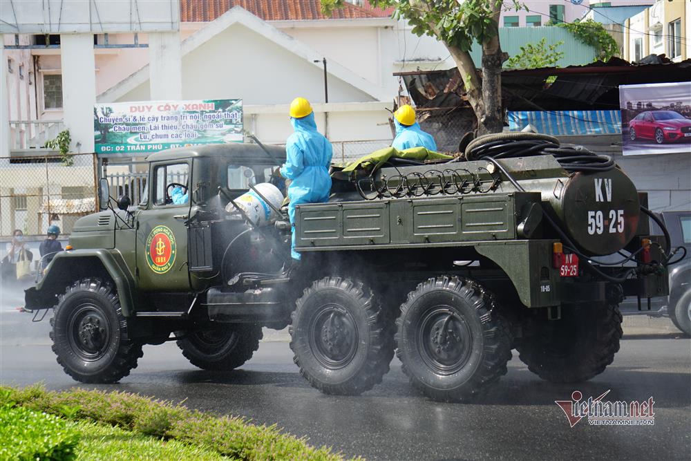 Phong tỏa khu dân cư xung quanh vũ trường lớn nhất Đà Nẵng-8
