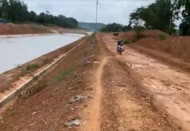 Phát hiện thi thể 2 người phụ nữ nổi trên kênh, đoạn livestream cuối cùng trên Facebook gây ám ảnh: Đi bộ cho chắc chứ rớt xuống... còn 2 đứa con ở nhà-2