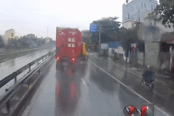 Xe container mất lái đâm vào dải phân cách