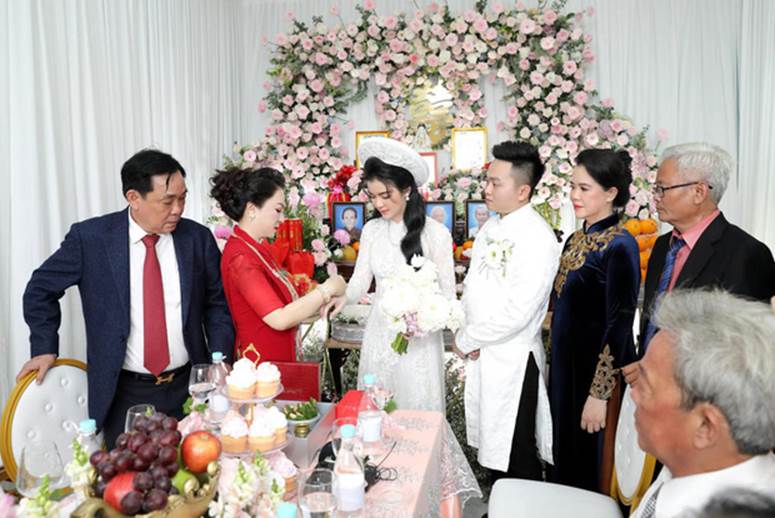 Con dâu sinh năm 96 của nữ đại gia Phương Hằng được mẹ chồng nhận xét thế nào về nhan sắc?-2