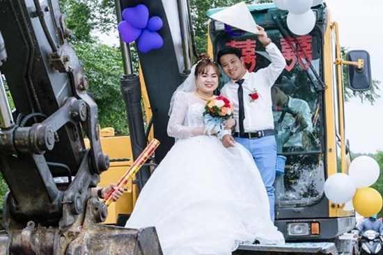 Chú rể ở Nghệ An huy động hàng chục máy xúc để làm xe đón dâu khiến dân tình thích thú