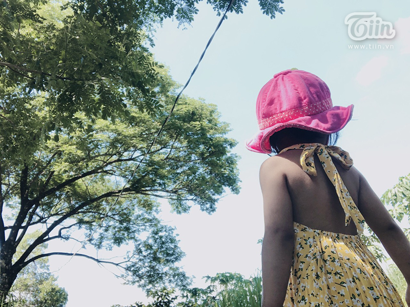 Clip: Cô giáo mầm non đánh, dúi đầu bé gái ngã ngửa ra sàn gây phẫn nộ-3