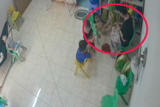 Clip: Cô giáo mầm non đánh, dúi đầu bé gái ngã ngửa ra sàn gây phẫn nộ