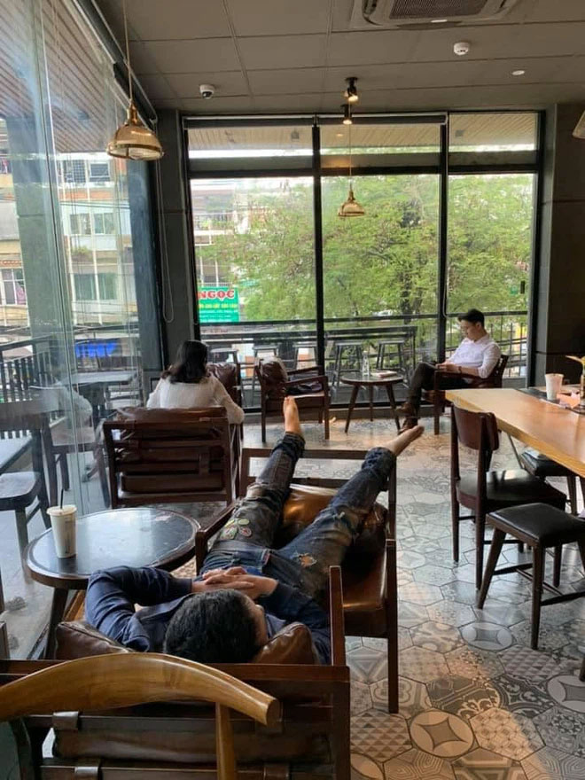 Thanh niên vô tư nằm dài trong quán cafe nhiều ngày, quản lý bất lực cầu cứu dân mạng-1