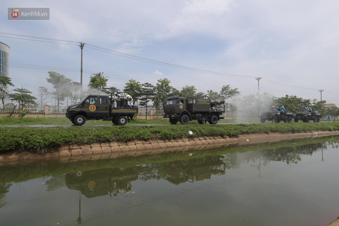 Ảnh: Quân đội tổng lực phun khử khuẩn, tiêu độc Bệnh viện Bệnh Nhiệt đới Trung ương cơ sở 2-2