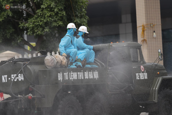 Ảnh: Quân đội tổng lực phun khử khuẩn, tiêu độc Bệnh viện Bệnh Nhiệt đới Trung ương cơ sở 2-3