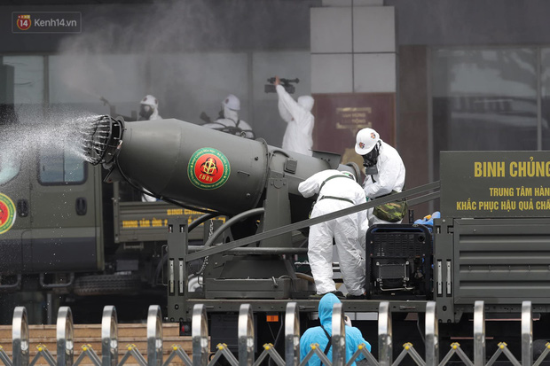 Ảnh: Quân đội tổng lực phun khử khuẩn, tiêu độc Bệnh viện Bệnh Nhiệt đới Trung ương cơ sở 2-4