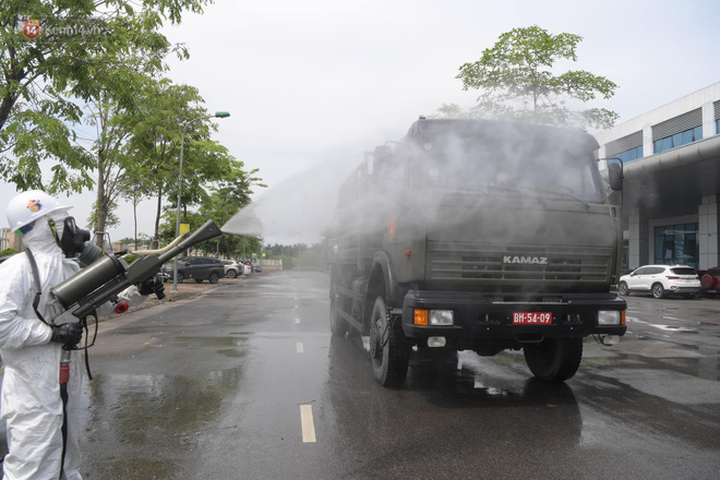 Ảnh: Quân đội tổng lực phun khử khuẩn, tiêu độc Bệnh viện Bệnh Nhiệt đới Trung ương cơ sở 2-10