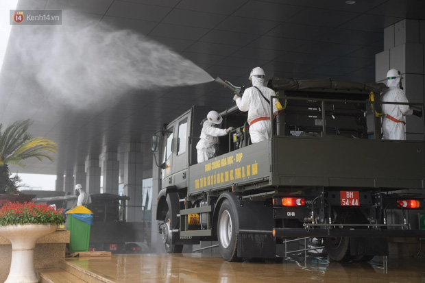 Ảnh: Quân đội tổng lực phun khử khuẩn, tiêu độc Bệnh viện Bệnh Nhiệt đới Trung ương cơ sở 2-11