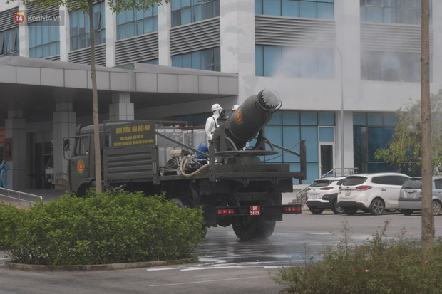 Ảnh: Quân đội tổng lực phun khử khuẩn, tiêu độc Bệnh viện Bệnh Nhiệt đới Trung ương cơ sở 2-12