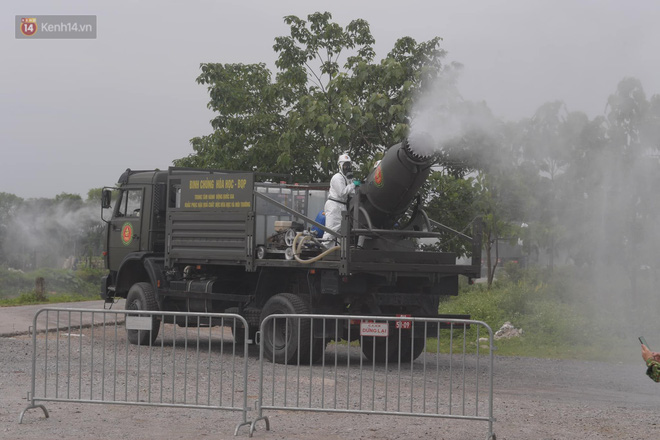 Ảnh: Quân đội tổng lực phun khử khuẩn, tiêu độc Bệnh viện Bệnh Nhiệt đới Trung ương cơ sở 2-13