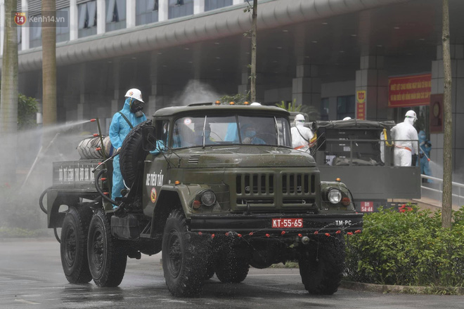 Ảnh: Quân đội tổng lực phun khử khuẩn, tiêu độc Bệnh viện Bệnh Nhiệt đới Trung ương cơ sở 2-14