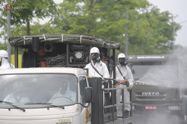 Ảnh: Quân đội tổng lực phun khử khuẩn, tiêu độc Bệnh viện Bệnh Nhiệt đới Trung ương cơ sở 2-15