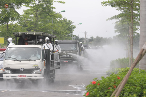 Ảnh: Quân đội tổng lực phun khử khuẩn, tiêu độc Bệnh viện Bệnh Nhiệt đới Trung ương cơ sở 2-16