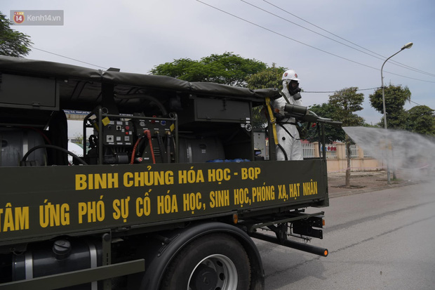 Ảnh: Quân đội tổng lực phun khử khuẩn, tiêu độc Bệnh viện Bệnh Nhiệt đới Trung ương cơ sở 2-17