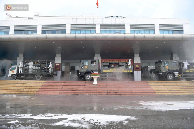 Ảnh: Quân đội tổng lực phun khử khuẩn, tiêu độc Bệnh viện Bệnh Nhiệt đới Trung ương cơ sở 2-18