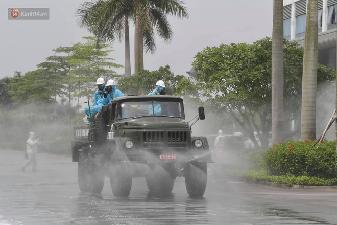 Ảnh: Quân đội tổng lực phun khử khuẩn, tiêu độc Bệnh viện Bệnh Nhiệt đới Trung ương cơ sở 2-19
