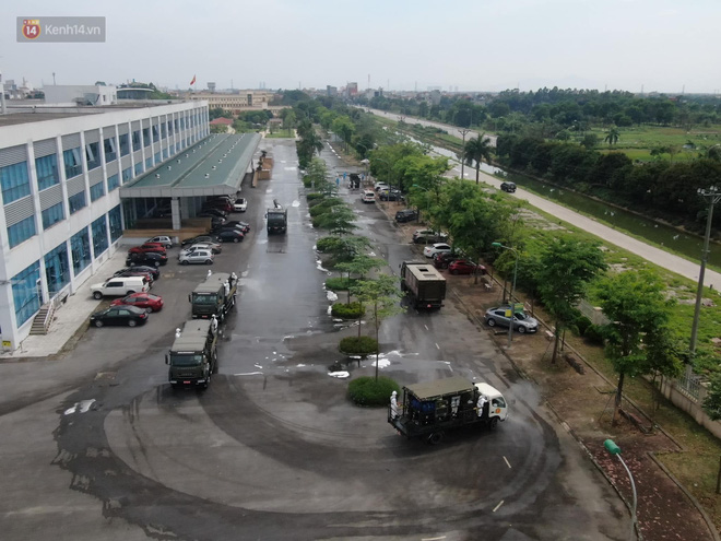 Ảnh: Quân đội tổng lực phun khử khuẩn, tiêu độc Bệnh viện Bệnh Nhiệt đới Trung ương cơ sở 2-5