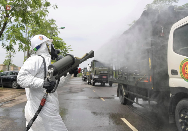 Ảnh: Quân đội tổng lực phun khử khuẩn, tiêu độc Bệnh viện Bệnh Nhiệt đới Trung ương cơ sở 2-7